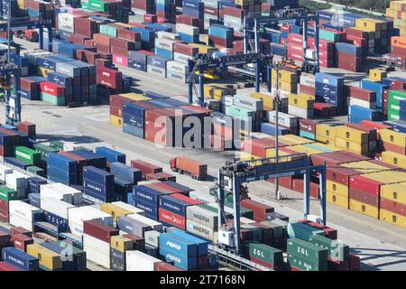 NANJING, CHINA - 13. NOVEMBER 2023 - Container werden im Longtan Containerhafen des Nanjing-Hafens in Nanjing, Provinz Jiangsu, China, am 13. November 20 gesehen Stockfoto