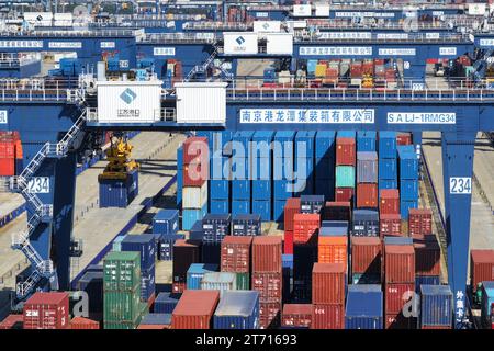 NANJING, CHINA - 13. NOVEMBER 2023 - Container werden im Longtan Containerhafen des Nanjing-Hafens in Nanjing, Provinz Jiangsu, China, am 13. November 20 gesehen Stockfoto