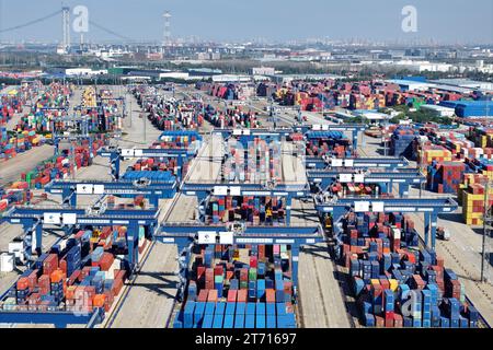 NANJING, CHINA - 13. NOVEMBER 2023 - Container werden im Longtan Containerhafen des Nanjing-Hafens in Nanjing, Provinz Jiangsu, China, am 13. November 20 gesehen Stockfoto