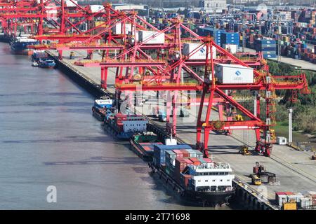 NANJING, CHINA - 13. NOVEMBER 2023 - Containerschiffe legen am Longtan Containerterminal des Hafens Nanjing in Nanjing, Provinz Jiangsu, China, 1. November an Stockfoto