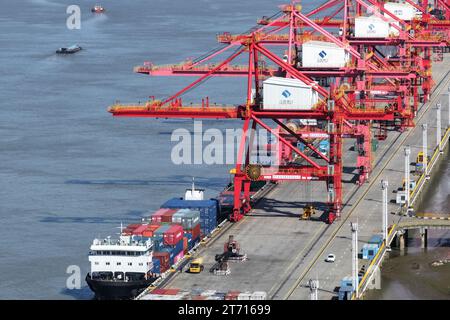 NANJING, CHINA - 13. NOVEMBER 2023 - Containerschiffe legen am Longtan Containerterminal des Hafens Nanjing in Nanjing, Provinz Jiangsu, China, 1. November an Stockfoto