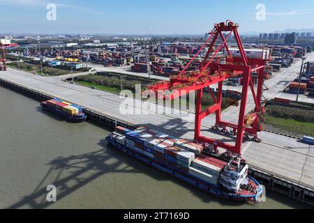 NANJING, CHINA - 13. NOVEMBER 2023 - Containerschiffe legen am Longtan Containerterminal des Hafens Nanjing in Nanjing, Provinz Jiangsu, China, 1. November an Stockfoto