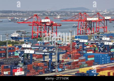 NANJING, CHINA - 13. NOVEMBER 2023 - Container werden im Longtan Containerhafen des Nanjing-Hafens in Nanjing, Provinz Jiangsu, China, am 13. November 20 gesehen Stockfoto