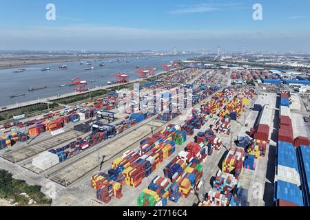 NANJING, CHINA - 13. NOVEMBER 2023 - Container werden im Longtan Containerhafen des Nanjing-Hafens in Nanjing, Provinz Jiangsu, China, am 13. November 20 gesehen Stockfoto