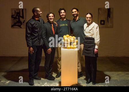 Foto der Handout-Ausgabe, herausgegeben von World Vision of Magical Bones (links), Andreas Poplis (Mitte), Lochan Nowacki (zweite rechts) und Julia Bentley (rechts) bei der „Unique Immersive Dining Experience“, die von World Vision UK veranstaltet wurde, um ihre GENUG-Kampagne zu starten. wo Lebensmittelportionen entworfen wurden, um die Unterschiede beim Zugang zu Nahrung und Ernährung zu zeigen, London. Ausgabedatum: Montag, 13. November 2023. Stockfoto
