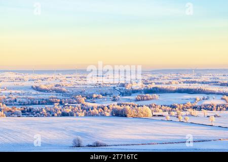 Wunderschönes Winterlicht über der Landschaft in der Abenddämmerung Stockfoto