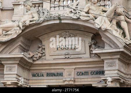 Mailand , Italien - 08 17 2023 : poste italiane historischer Eingang in mailand Postmann Bürofassade in italien Stadt mit Logo-Zeichen und Markentext von italienischem p Stockfoto