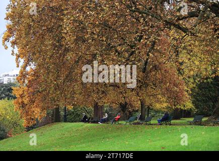 (231113) -- PARIS, 13. November 2023 (Xinhua) -- Menschen genießen die herbstliche Landschaft im Montsouris Park in Paris, Frankreich, 12. November 2023. (Xinhua/Gao Jing) Stockfoto