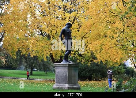 (231113) -- PARIS, 13. November 2023 (Xinhua) -- dieses Foto vom 12. November 2023 zeigt eine Herbstkulisse im Montsouris Park in Paris, Frankreich. (Xinhua/Gao Jing) Stockfoto