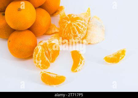 Eine entzückende Komposition, die die Frische von Mandarinen vor einem sauberen weißen Hintergrund einfängt. Stockfoto