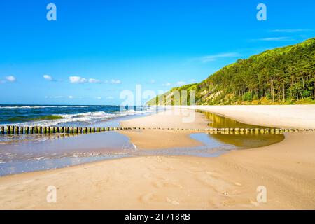 Ostseestrand in der Nähe von Misdroy. Badeort an der polnischen Küste. Landschaft am Strand. Stockfoto