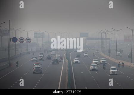 Neu-Delhi, Delhi, Indien. November 2023. Der Verkehr bewegt sich am 13. November 2023 in Neu-Delhi, Indien, an einem verdampften Morgen auf einer Autobahn. (Kreditbild: © Kabir Jhangiani/ZUMA Press Wire) NUR REDAKTIONELLE VERWENDUNG! Nicht für kommerzielle ZWECKE! Quelle: ZUMA Press, Inc./Alamy Live News Stockfoto