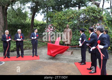 (231113) -- KITAKYUSHU, 13. November 2023 (Xinhua) -- Gäste enthüllen am 12. November 2023 eine Statue von Sun Yat-sen in der ehemaligen Residenz von Keiichiro Yasukawa in Kitakyushu Stadt Fukuoka, Japan. Eine Statue von Sun Yat-sen wurde am Sonntag in der ehemaligen Residenz von Keiichiro Yasukawa in der Stadt Kitakyushu in Japans südwestlicher Präfektur Fukuoka errichtet. (Xinhua/Guo Dan) Stockfoto