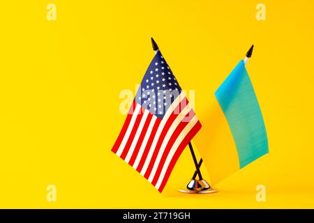 Kleine Fahnen der USA und der Ukraine auf Fahnenmasten aus nächster Nähe Stockfoto