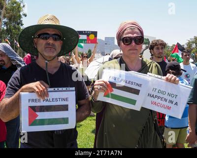 Australien, Canberra, 13. November 2023. Hunderte von Demonstranten aus ganz Australien versammeln sich vor dem Parlamentsgebäude, um von der australischen Regierung zu verlangen, dass sie einen Waffenstillstand in Gaza unterstützt und ihre Stimme gegen Israels Völkermord-Krieg gegen palästinenser erhebt. Quelle: Leo Bild/Alamy Live News Stockfoto