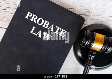 Draufsicht des Buches Probate Law mit Gavel-Hintergrund. Rechtsbegriff Stockfoto
