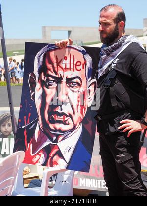 Australien, Canberra, 13. November 2023. Hunderte von Demonstranten aus ganz Australien versammeln sich vor dem Parlamentsgebäude, um von der australischen Regierung zu verlangen, dass sie einen Waffenstillstand in Gaza unterstützt und ihre Stimme gegen Israels Völkermord-Krieg gegen palästinenser erhebt. Quelle: Leo Bild/Alamy Live News Stockfoto