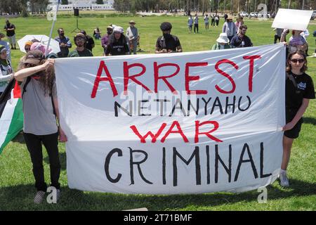 Australien, Canberra, 13. November 2023. Hunderte von Demonstranten aus ganz Australien versammeln sich vor dem Parlamentsgebäude, um von der australischen Regierung zu verlangen, dass sie einen Waffenstillstand in Gaza unterstützt und ihre Stimme gegen Israels Völkermord-Krieg gegen palästinenser erhebt. Quelle: Leo Bild/Alamy Live News Stockfoto