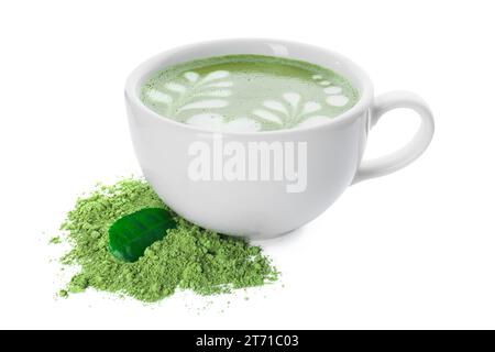 Köstlicher Matcha Latte in Tasse, Puder und Blatt auf weißem Hintergrund Stockfoto
