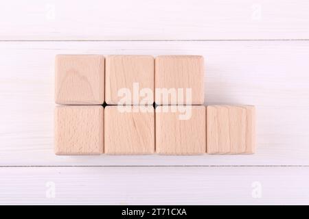 Internationale Organisation für Normung. Würfel mit Abkürzung ISO und Nummer 9001 auf weißem Holztisch, flach gelegt Stockfoto