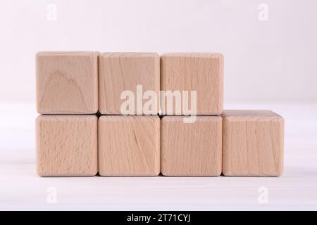 Internationale Organisation für Normung. Würfel mit Abkürzung ISO und Nummer 9001 auf weißem Tisch, Großansicht Stockfoto