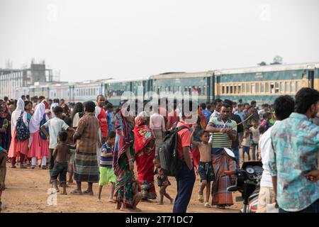 05, November 2023, Cox's Bazar, Bangladesch. Die Feierlichkeiten brechen aus, als der erste Zug auf der neuen Chittagong-Cox's Bazar-Bahnstrecke fährt, mit aufgeregter cro Stockfoto