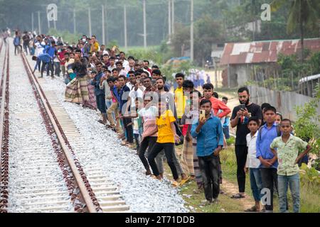 05, November 2023, Cox's Bazar, Bangladesch. Die Feierlichkeiten brechen aus, als der erste Zug auf der neuen Chittagong-Cox's Bazar-Bahnstrecke fährt, mit aufgeregter cro Stockfoto