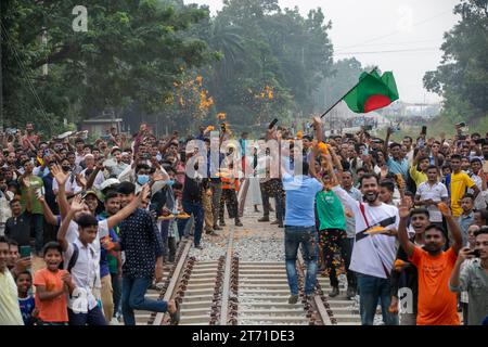 05, November 2023, Cox's Bazar, Bangladesch. Die Feierlichkeiten brechen aus, als der erste Zug auf der neuen Chittagong-Cox's Bazar-Bahnstrecke fährt, mit aufgeregter cro Stockfoto