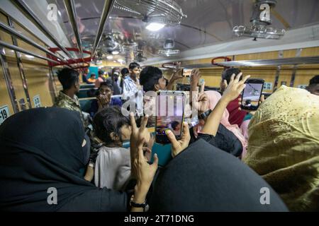 05, November 2023, Cox's Bazar, Bangladesch. Die Feierlichkeiten brechen aus, als der erste Zug auf der neuen Chittagong-Cox's Bazar-Bahnstrecke fährt, mit aufgeregter cro Stockfoto