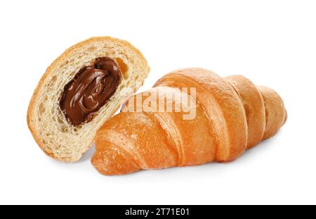 Köstliche frische Croissants mit Schokolade isoliert auf weiß Stockfoto