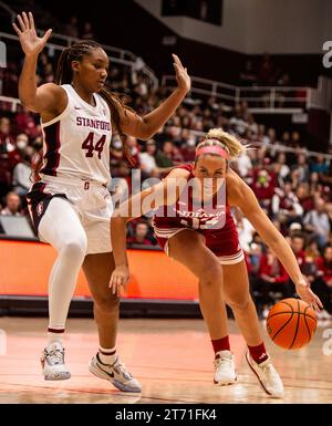 12. November 2023 Palo Alto CA, USA Indiana Guard Sydney Parrish (33) fährt während des NCAA Women's Basketball Spiels zwischen Indiana Hoosiers und dem Stanford Cardinal zum Basketball. Stanford schlug Indiana 96-64 im Maples Pavilion Palo Alto, CA. Thurman James /CSM Stockfoto