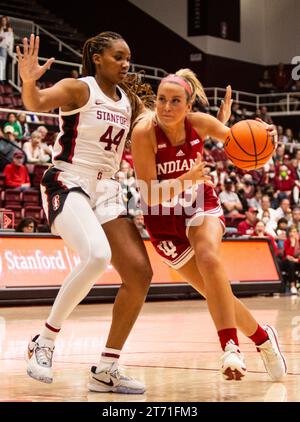 12. November 2023 Palo Alto CA, USA Indiana Guard Sydney Parrish (33) fährt während des NCAA Women's Basketball Spiels zwischen Indiana Hoosiers und dem Stanford Cardinal zum Basketball. Stanford schlug Indiana 96-64 im Maples Pavilion Palo Alto, CA. Thurman James /CSM Stockfoto