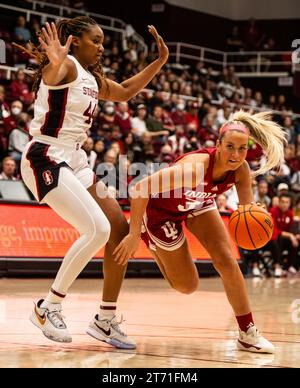 12. November 2023 Palo Alto CA, USA Indiana Guard Sydney Parrish (33) fährt während des NCAA Women's Basketball Spiels zwischen Indiana Hoosiers und dem Stanford Cardinal zum Basketball. Stanford schlug Indiana 96-64 im Maples Pavilion Palo Alto, CA. Thurman James /CSM Stockfoto