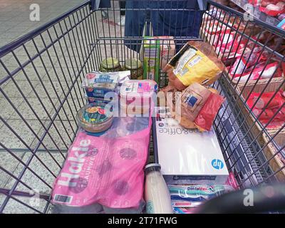 Marktkau - Einkauf zu Zeiten von Inflation und Krieg in der Ukraine Einkaufswagen, Warenkorb, Einkaufskorb, Preisvergleich, Teuerung, Grundnahrungsmittel, Marktkauf - Einkauf in einem Supermarkt oder Discounter *** Markteinkäufe in Zeiten von Inflation und Krieg in der Ukraine Warenkorb, Warenkorb, Warenkorb, Preisvergleich, Inflation, einfache Lebensmittel, Markteinkäufe Einkaufen in einem Supermarkt oder Discounter Credit: Imago/Alamy Live News Stockfoto