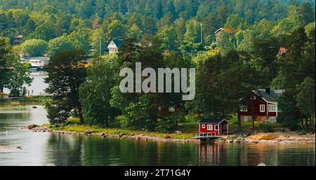 Schwedische Holzsauna Holzhütten Häuser An Der Inselküste In Summe Stockfoto