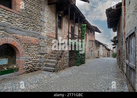 Italien, Rezept von Candelo. Panorama des mittelalterlichen Dorfes. Geschichte und Kultur Italiens und Europas. Stockfoto