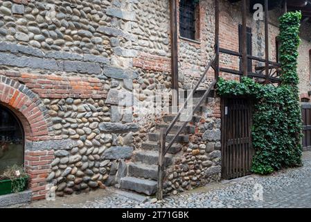 Italien, Rezept von Candelo. Panorama des mittelalterlichen Dorfes. Geschichte und Kultur Italiens und Europas. Stockfoto