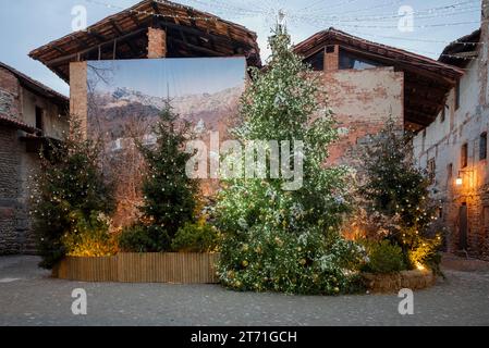 Italien, Rezept von Candelo. Panorama des mittelalterlichen Dorfes mit Tanne und geschmücktem Weihnachtsbaum. Geschichte und Kultur Italiens und Europas. Stockfoto