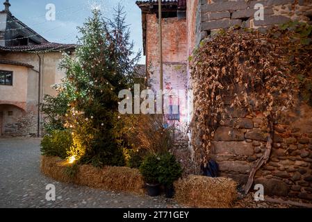 Italien, Rezept von Candelo. Panorama des mittelalterlichen Dorfes mit Tanne und geschmücktem Weihnachtsbaum. Geschichte und Kultur Italiens und Europas. Stockfoto