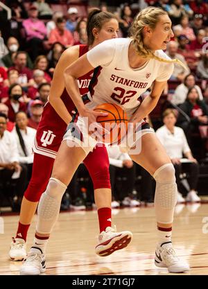 12. November 2023 Palo Alto CA, USA Stanford Stürmer Cameron Brink (22) holt sich den Rebound während des NCAA Women's Basketball Spiels zwischen Indiana Hoosiers und dem Stanford Cardinal. Stanford schlug Indiana 96-64 im Maples Pavilion Palo Alto, CA. Thurman James /CSM Stockfoto