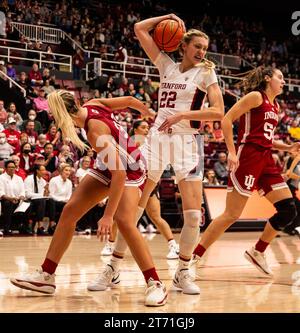 12. November 2023 Palo Alto CA, USA Stanford Stürmer Cameron Brink (22) holt sich den Rebound während des NCAA Women's Basketball Spiels zwischen Indiana Hoosiers und dem Stanford Cardinal. Stanford schlug Indiana 96-64 im Maples Pavilion Palo Alto, CA. Thurman James /CSM Stockfoto