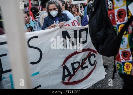 San Francisco, USA. November 2023. Während des marsches halten die Menschen Anti-APEC-Banner. Die Asia-Pacific Economic Cooperation (APEC) veranstaltet vom 11. Bis 17. November 2023 ihren Gipfel in San Francisco, Kalifornien, der sich hauptsächlich im Moscone Center befindet. Der Gipfel zieht führende Politiker und Wirtschaftsvertreter aus verschiedenen Nationen an, die sich an Diskussionen über verschiedene globale Themen beteiligen. Am 12. November findet jedoch auf den Straßen San Franciscos ein erheblicher Protest statt, der Tausende von Demonstranten aus verschiedenen Gruppen anzieht, darunter diejenigen, die sich für den Klimawandel und für Palästina einsetzen Stockfoto