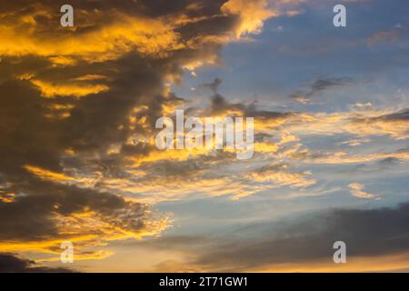 Sonnenuntergang am Himmel mit mehrfarbigen Wolken. Dramatischer Himmelshintergrund bei Dämmerung. Stockfoto