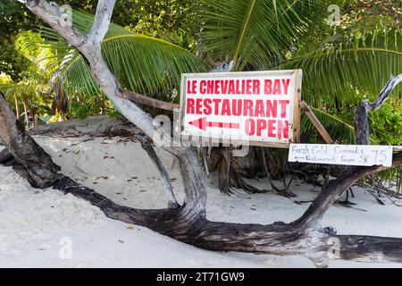 Praslin, Seychellen - 12. August 2023: Werbebanner des Le Chevalier Bay Restaurants am Strand von Anse Lazio Stockfoto