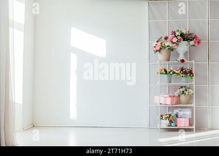 Innenraum des Regals mit Blumen in einem hellen Raum für den Urlaub Stockfoto