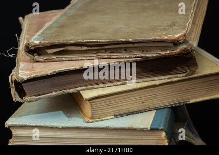 Buchhintergrund. Stapel von Büchern in der Bibliothek. Alte gelbe Seiten von Papierbüchern. Lernen und Wissen. Stockfoto