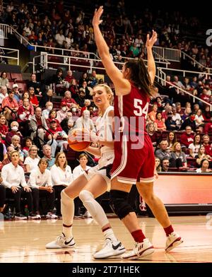 12. November 2023 Palo Alto CA, USA Stanford Stürmer Cameron Brink (22), geht während des NCAA Women's Basketball Spiels zwischen Indiana Hoosiers und dem Stanford Cardinal zum Basketball. Stanford schlug Indiana 96-64 im Maples Pavilion Palo Alto, CA. Thurman James /CSM Stockfoto