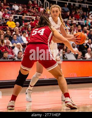 12. November 2023 Palo Alto CA, USA Stanford Stürmer Cameron Brink (22), spielt während des NCAA Women's Basketball Spiels zwischen Indiana Hoosiers und dem Stanford Cardinal. Stanford schlug Indiana 96-64 im Maples Pavilion Palo Alto, CA. Thurman James /CSM Stockfoto