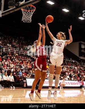 12. November 2023 Palo Alto CA, USA Stanford Stürmer Cameron Brink (22), holt sich den Rebound während des NCAA Women's Basketball Spiels zwischen Indiana Hoosiers und dem Stanford Cardinal. Stanford schlug Indiana 96-64 im Maples Pavilion Palo Alto, CA. Thurman James /CSM Stockfoto