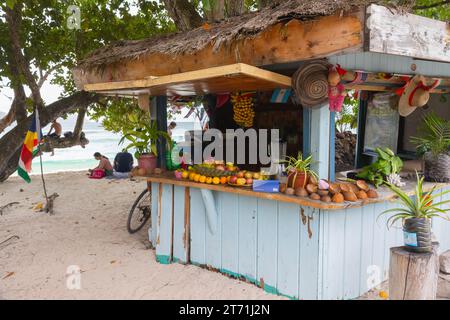 La Digue, Seychellen - 16. August 2023: Blick auf den Strand von Anse, lokale Obstbar Stockfoto